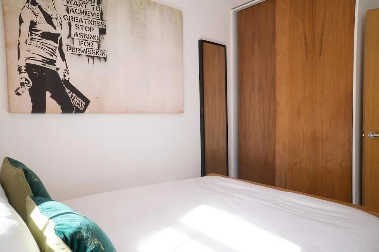 Trendy & Central 2Bd Flat -Brick Lane Shoreditch! Лондон Апартаменты